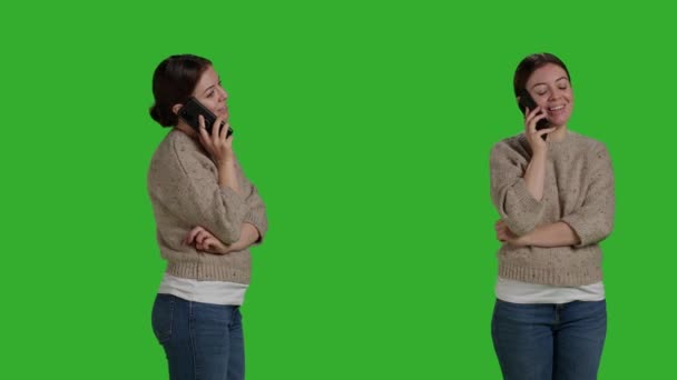 Крупним Планом Кавказька Жінка Розмовляє Телефонній Лінії Використовуючи Мобільну Телефонну — стокове відео