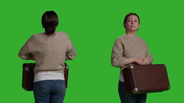 Випадкова Людина Тримає Валізу Перед Студійною Камерою Позуючи Портфелем Над — стокове відео