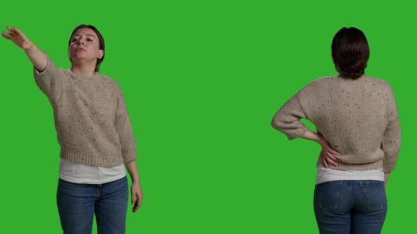 Valkoihoinen Nainen Pyytää Jotakuta Käymään Hän Haluaa Puhua Greenscreen Studiossa — kuvapankkivideo