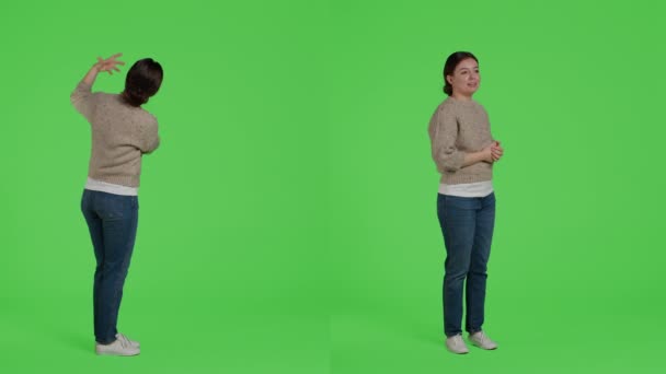 Kameradaki Sunum Ikonunu Gösteren Mutlu Kadın Model Reklam Yapıyor Stüdyoda — Stok video