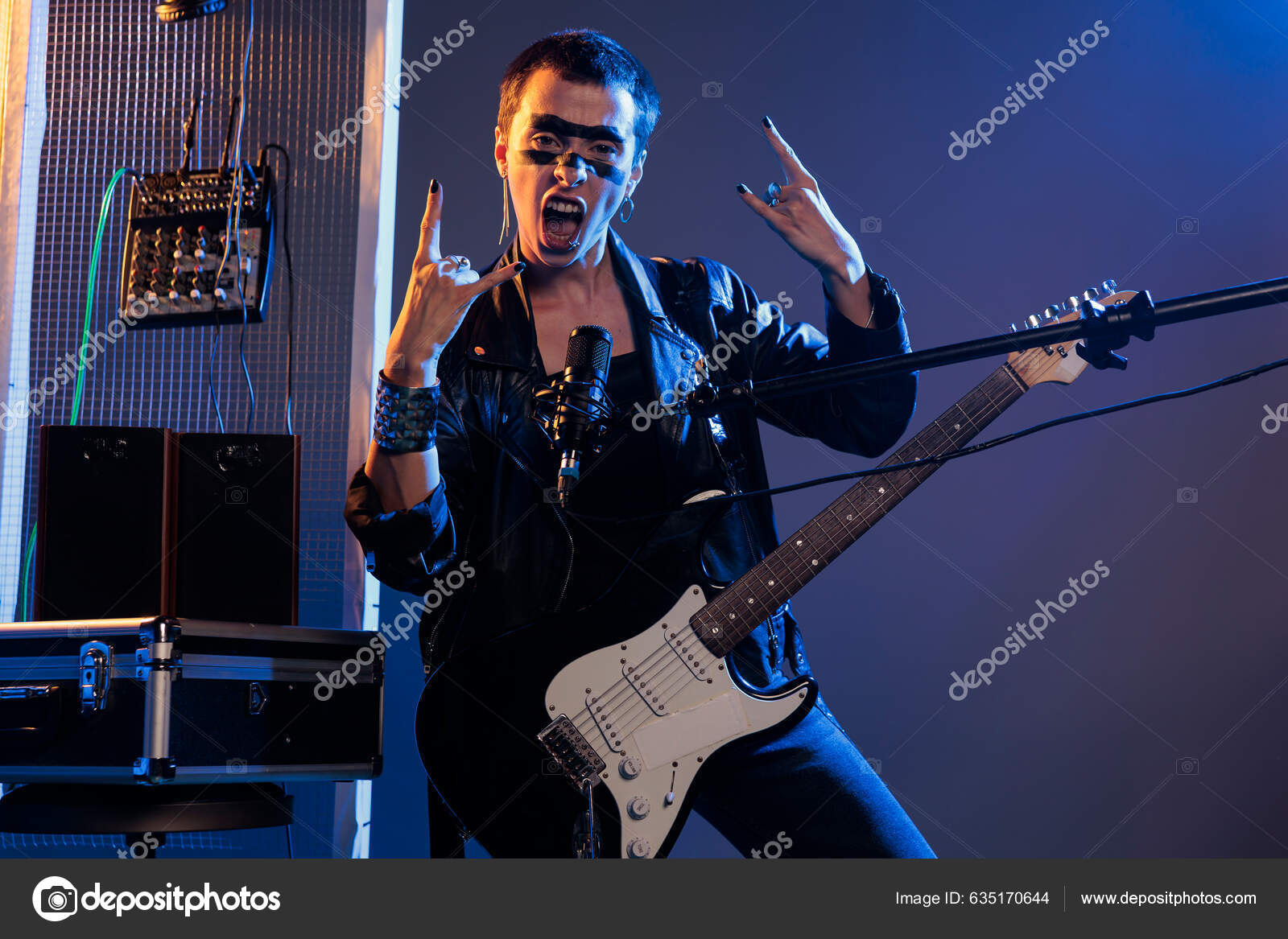 Punk Rocker Κάνει Ροκ Υπογράψει Ζωντανή Εμφάνιση Τραγουδώντας Δυνατά  Εναλλακτική — Φωτογραφία Αρχείου © DragosCondreaW #635170644