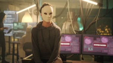 Gizemli hackerlar fidye için fidye videosu yayınlıyorlar, parolaları çalıyorlar ve Dark Web 'den canlı yayın yapıyorlar. İsimsiz maskeli bir kadın gece yasadışı işler yapıyor..