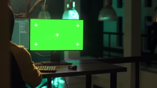Мужчина Шпион Использует Компьютерный Дисплей Зеленым Экраном Воруя Правительственную Информацию — стоковое видео