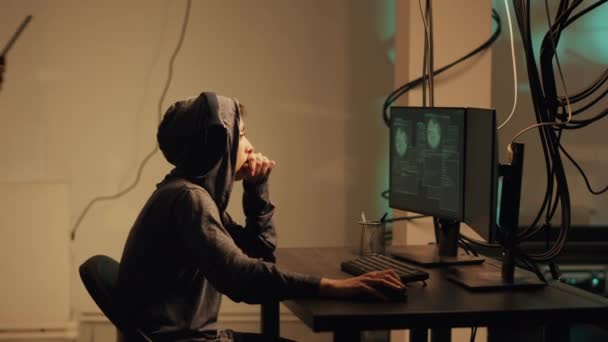 女黑客利用她的计算机系统知识来获取信息和窃取密码 为间谍 黑客活动 黑客活动破坏安全防火墙 手持射击 — 图库视频影像