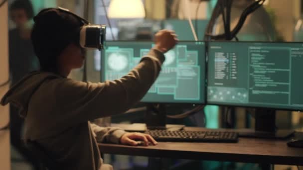 Male Spy Planting Virus Headtset Night Using Virtual Reality Hack — Stock Video