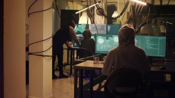 違法行為をするためにハッカーを阻止する法執行機関 オンラインウェブの安全性を維持するライトで警察活動 サイバー犯罪者のチームは逃げ出し夜には捕まらない — ストック動画