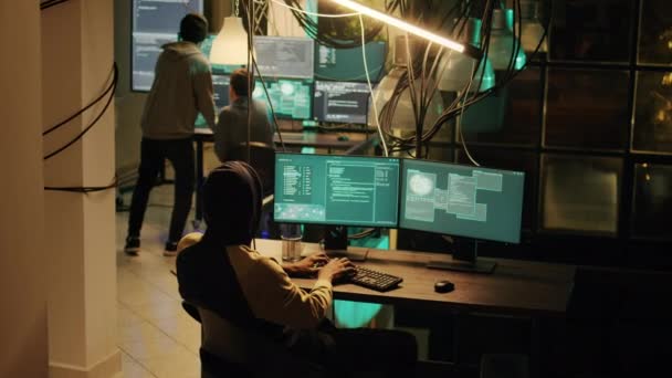 Genç Siber Suçlu Kötü Amaçlı Yazılımlar Yerleştirmek Için Bilgisayar Güvenlik — Stok video
