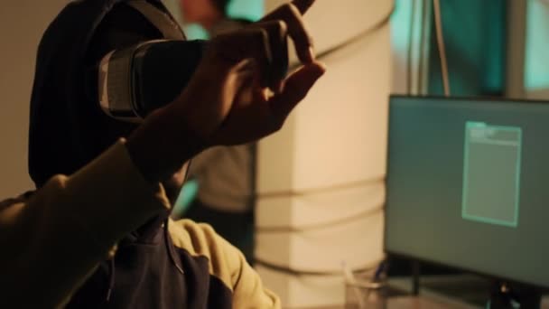 Sistemul Rețele Hacking Cibernetic Masculin Căști Folosind Realitatea Virtuală Pentru — Videoclip de stoc