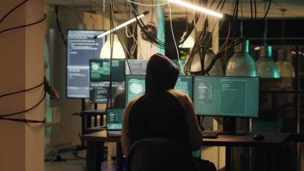 黑客试图在深夜窃取在线数据 种植病毒和恶意软件来操纵计算机系统 从事网络犯罪和非法活动的罪犯 黑暗网络间谍 三脚架射击 — 图库视频影像