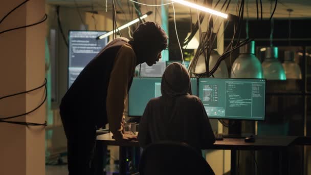 サイバー犯罪者は コンピュータ上のセキュリティ暗号化を破壊し ハッキズムのために政府の情報を盗もうとして夜働いています スパイのチームは ネットワークシステムサーバーをハッキング 三脚ショット — ストック動画