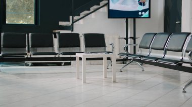 Check-up randevusuna katılmadan önce sandalyeli boş bir bekleme odası. Klinik resepsiyon lobisi koltuklu, konsültasyonu ve muayenesi olan hastalar tarafından kullanılan, sağlık hizmetleri.