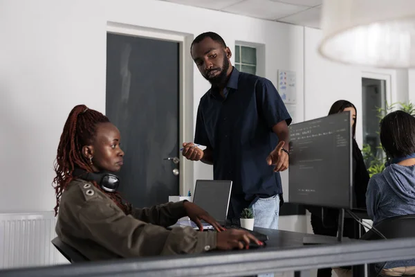 Африканские Американские Разработчики Программного Обеспечения Обсуждают Сценарий Кодирования Перед Компьютером — стоковое фото