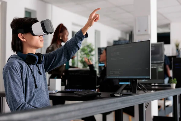 Asian Software Developer Using Virtual Reality Goggles Code New Server — Stock Photo, Image