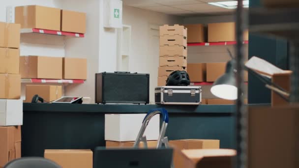 出荷ボックス 製品の流通と品質管理のために使用される倉庫室内のデスクスペース 開発計画のある小規模事業所 — ストック動画
