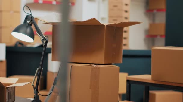 货架和货架上装着纸板箱的空储藏室 用来向顾客运送商品订单的仓库 充满产品 分销和预算工作的仓库空间 — 图库视频影像