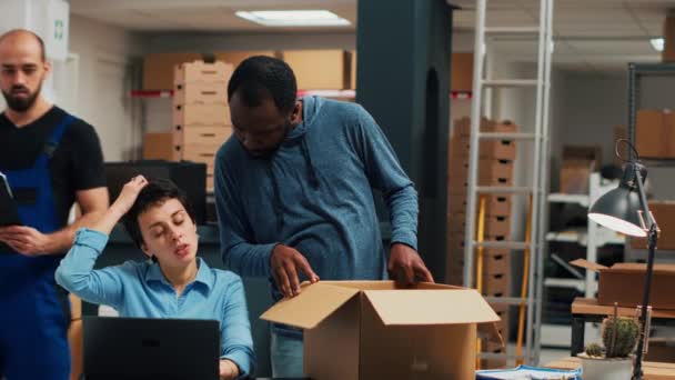 Entrepreneurs Team Looking Goods Packaging Working Shipment Delivery Service Man — Vídeos de Stock
