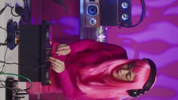 Вертикальное Видео Азиатский Артист Розовыми Волосами Исполняет Техно Музыку Помощью — стоковое видео