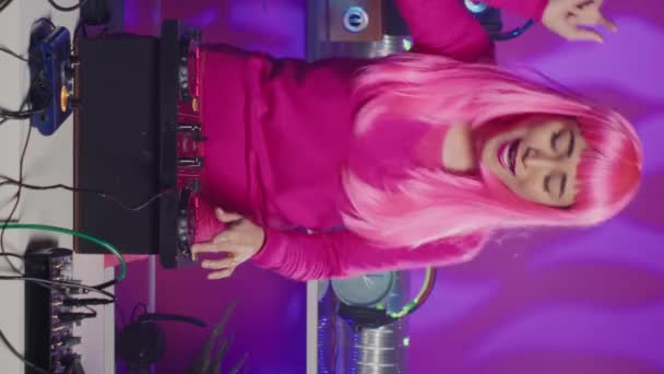 Вертикальное Видео Розовыми Волосами Танцует Весело Микширует Звук Ночное Время — стоковое видео