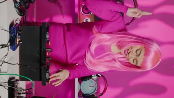 Вертикальное Видео Артист Розовыми Волосами Танцует Весело Проводит Время Ночном — стоковое видео