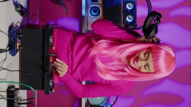 Вертикальное Видео Счастливый Артист Розовыми Волосами Блузкой Смешивающий Звуки Профессиональной — стоковое видео