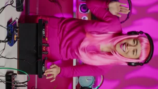 Вертикальне Відео Посмішка Жінка Танцює Змішує Техно Звучання Електронним Реміксом — стокове відео