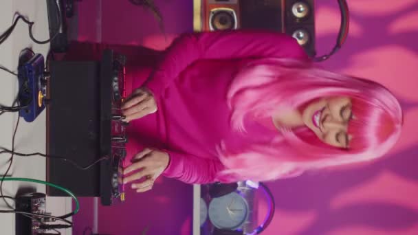 Вертикальное Видео Артист Розовыми Волосами Танцует Весело Смешивает Звук Ночное — стоковое видео
