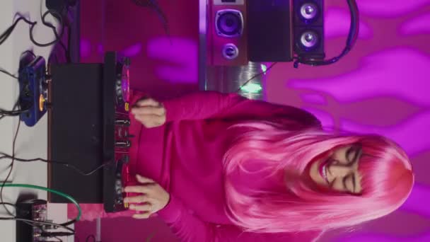 Κάθετη Βίντεο Μουσικός Ροζ Μαλλιά Στέκεται Στο Τραπέζι Χορό Και — Αρχείο Βίντεο