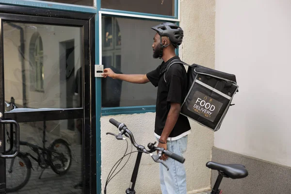 Office Food Delivery Service Courier Pressing Company Building Doorbell Waiting — Stockfoto