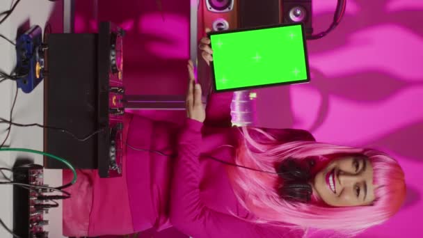 Κάθετη Βίντεο Καλλιτέχνης Κρατώντας Κάθετα Πράσινο Chroma Οθόνη Κλειδί Tablet — Αρχείο Βίντεο