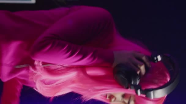 Вертикальное Видео Диджей Розовыми Волосами Играет Элетронную Песню Профессиональной Микшерной — стоковое видео