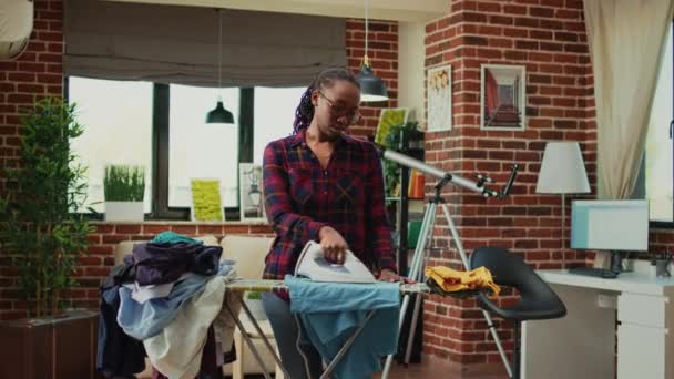 Dissatisfied African American Adult Does Domestic Chores Help Partner Spring — Vídeo de Stock