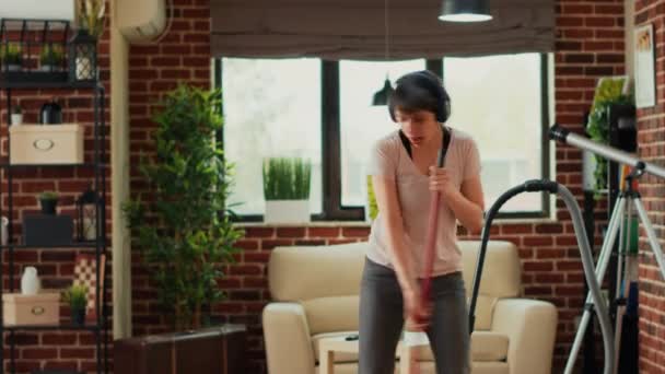 Щаслива Жінка Танцює Розмотує Багатоквартирні Підлоги Прибирає Домогосподарства Мопедом Рішенням — стокове відео