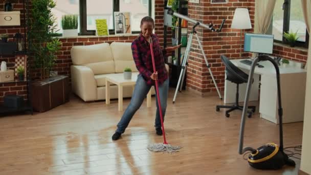 Modern Housewife Doing Dance Moves Living Room Mopping Wooden Floors — Vídeo de stock