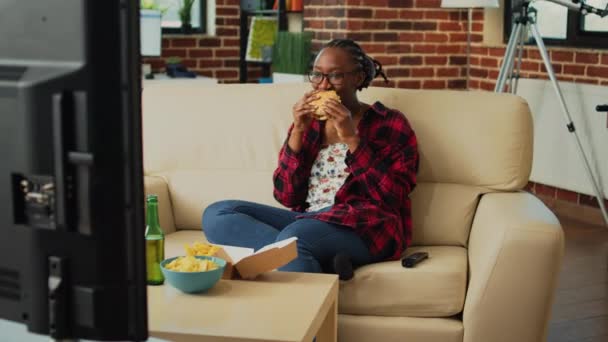 Smiling Girl Enjoying Hamburger Beer Bottle Serving Fast Food Takeout — Αρχείο Βίντεο