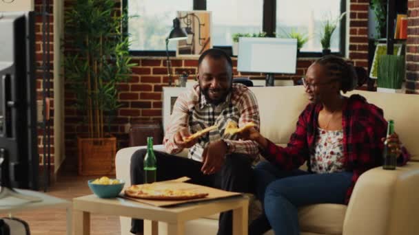 Happy Couple Eating Slices Pizza Television Feeling Relaxed Watching Movie — Wideo stockowe