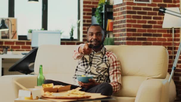 Сучасні Чоловіки Відкривають Телевізор Щоб Знайти Фільм Їдять Закуски Мисці — стокове відео