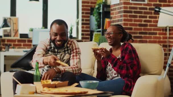 Happy Life Partners Eating Pizza Watching Film Television Laughing Sitting — Stok video
