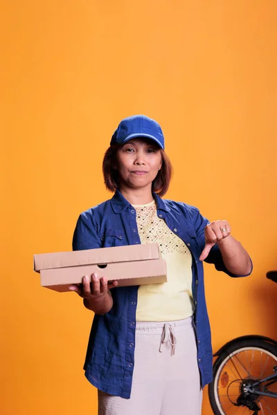 Serious Pizzeria Delivery Worker Doing Disapproval Sign While Holding Carton — Foto Stock