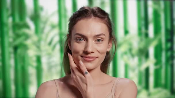 Young Gentle Woman Posing Bamboo Trees Backdrop Promoting Beauty Cosmetics — Vídeo de stock