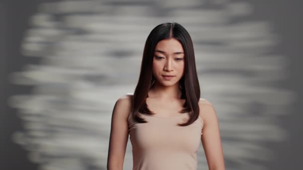 Азиатская Модель Светящимся Взглядом Позирует Объявления Красоты Камеру Чувствуя Себя — стоковое видео