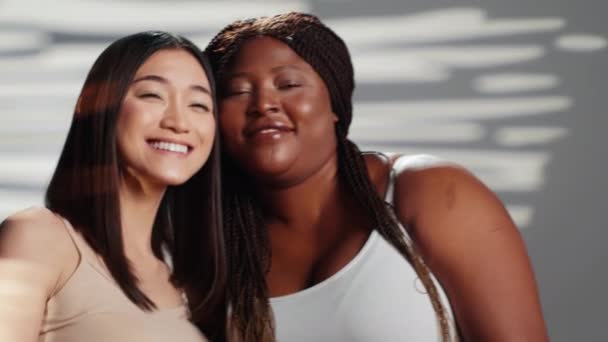 Interracial Girls Embracing Expressing Self Confidence Doing Skincare Advertisement Studio — Vídeo de Stock