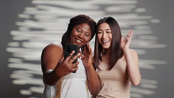 Interracial Cheerful Ladies Taking Photos Phone Female Models Promoting Different — Vídeo de Stock