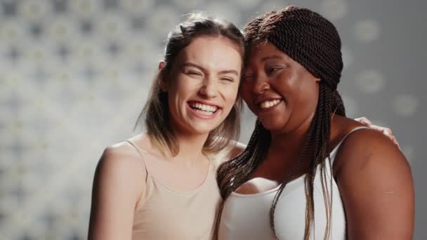 Різні Жінки Відчувають Себе Щасливими Позуючими Скінченну Рекламу Моделі Різними — стокове відео