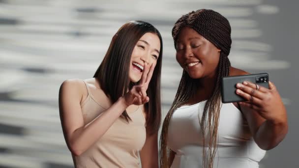 Interracial Confident Girls Taking Pictures Smartphone Having Fun Photos Mobile — Vídeo de stock