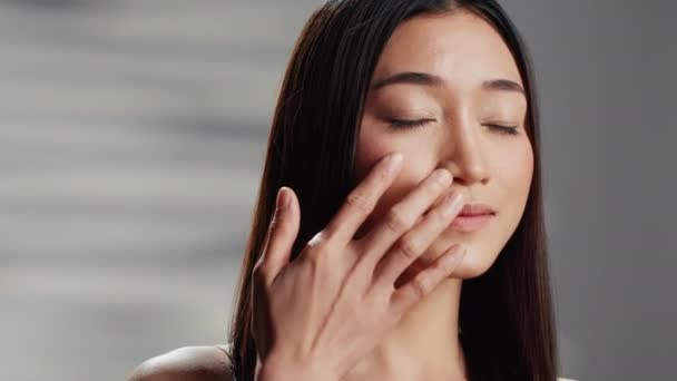 Cheerful Woman Applying Wrinkles Cream Face Promoting Dermatology Skincare Routine — Αρχείο Βίντεο