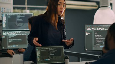 Grup projesinde işbirliği yapan programcılar yeni bulut hesaplama kullanıcı arayüzü kodlama algoritması hakkında konuşuyorlar. Veritabanı sistem kodu kullanan çeşitli yazılım mühendisleri..