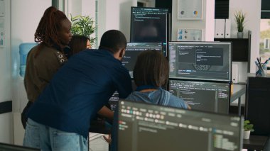 Bilgisayarda yeni bulut hesaplama arayüzü için grup projesi derleme algoritmasında işbirliği yapan veritabanı yöneticileri. html betik kodu geliştiren çok ırklı yazılım mühendisleri ekibi.