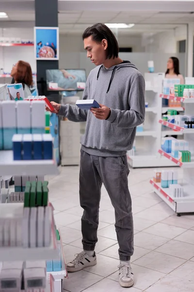 Молодой Азиатский Клиент Рассматривает Добавки Полках Человек Смотрит Таблетки Коробки — стоковое фото