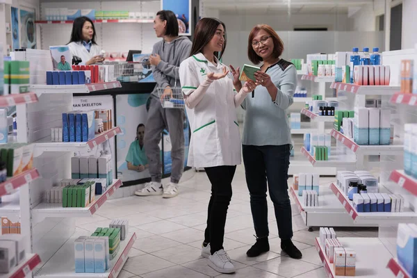 Medical Specialist Explaining Medication Elderly Client Talking Drugstore Cabinet Pharmacist - Stock-foto