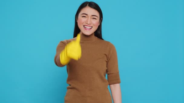 Smiling Maid Wearing Yellow Rubber Gloves While Doing Gesture Finishing — Stockvideo